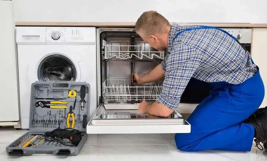 Dilovası Daikin servisi teknisyen ekibi beyaz eşya tamiri yaparken